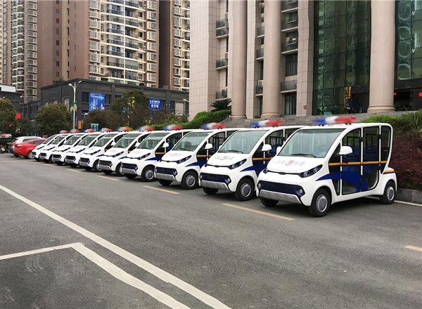 重慶南岸區(qū)人民政府交車現(xiàn)場(chǎng).jpg